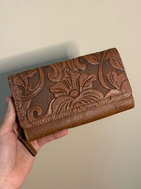 Born O Concept Floral
Embossed Saddle Ridge Vegan
Leather Wallet